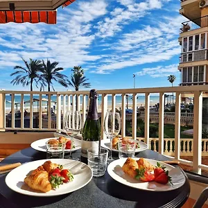 https://amplio-apartamento-con-terraza-en-primera-linea-de-playa.1costadelsol.com